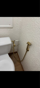 Photo de galerie - Installation de douchette WC avec robinet d’arrêt et raccordement propre. 