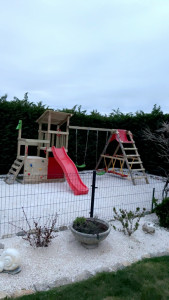 Photo de galerie - Pose de clôture rigide, montage de jeux enfants 