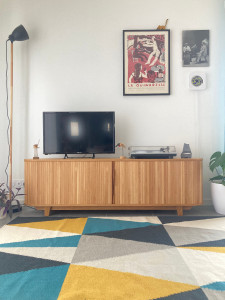 Photo de galerie - Meuble TV à rideaux en chêne