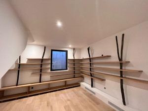 Photo de galerie - Bibliothèque étagère chêne et montant branche de chêne liège.