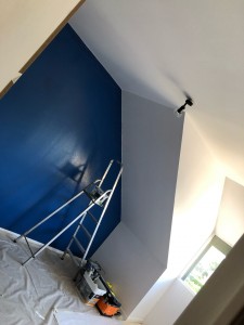 Photo de galerie - Chambre en peinture avec un mur en couleur. 