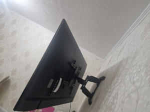 Photo de galerie - Fixation de télé 179cm sur le support télé pivotante 