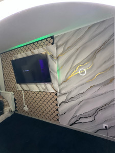 Photo de galerie - Après deco mural , pose panneaux pvc effet marbre support télé jeux de lumière à détection de voix et panneaux décoratif 