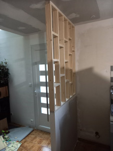 Photo de galerie - Fabrication et pose d'une claustra à peindre en sapin blanc du nord