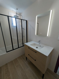 Photo de galerie - Rénovation totale salle de bain : montage et pose baignoire avec pare douche et plomberie, idem meuble vasque, création faux plafond, pose revêtement mural et sol carrelé