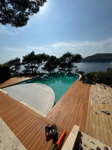 Photo de galerie - Ponçage et traitement d’une terrasse en teck