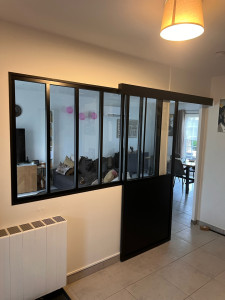 Photo de galerie - Découpe dans le mur et pose d’une verrière et d’une porte d’atelier coulissante