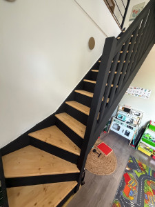 Photo de galerie - Pose escalier et peinture + protection des marches 