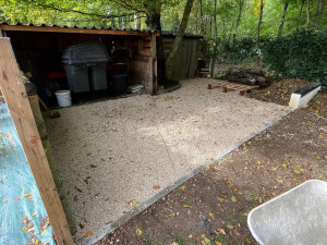 Photo de galerie - Création d’une cour pour cabane : fond de forme en calcaire, bordures maçonnées et gravillons Comblanchien. 