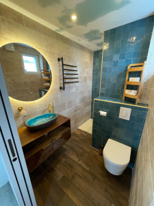 Photo de galerie - Pose de faïence + travertin + installation sanitaire 