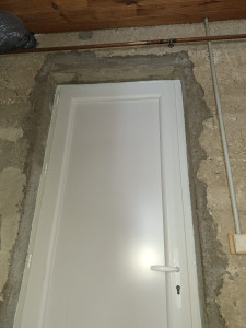 Photo de galerie - Remplacement d'une porte de service en PVC Blanc en Semi-renovation