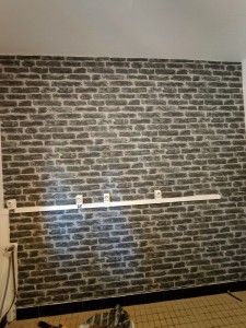 Photo de galerie - Pose papier peint effet brique