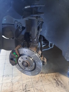 Photo de galerie - Ajout d'un kit frein disque persé strié ventilé avec plaquette sport à défaut d'un ABS qui fonctionne correctement.  l'opération coûte moins cher que le remplacement et réparation du système ABS....