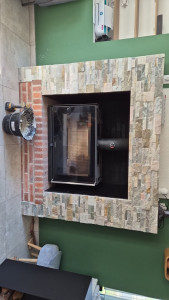 Photo de galerie - Pose de pierre de parment autour d’une cheminée. 