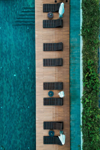 Photo de galerie - Plan drone de la piscine d'un hotel