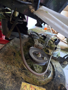 Photo de galerie - Remplacement de courroie d’entraînement sur tracteur tondeuse.