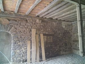 Photo de galerie - Sablage des pierres, du plafond et des poutres apparentes. 