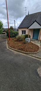 Photo de galerie - Mise en place paillage sur massif et plantation. 