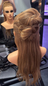 Photo de galerie - Réalisation d’un chignon 