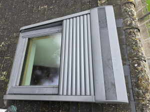 Photo de galerie - Installation d'un volet roulant solaire sur fenêtre de toit type Velux.