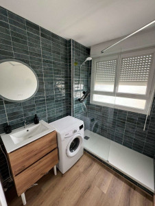 Photo de galerie - Rénovation complète de salle de bain , remplacement baignoire par douche , carrelage , sol et pose des éléments ( paroie , lavabo et évacuations machine à laver ) 