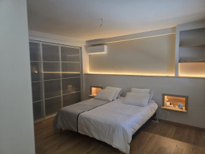Photo de galerie - Installation d'un parquet en chêne massif et intégration de chevets encastrés dans la tête de lit en placo