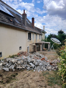 Photo de galerie - Pendant les travaux

Démolition du balcon-terrasse en cours, avec évacuation des matériaux et préparation complète de la zone pour la réalisation du nouvel ouvrage.