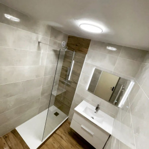 Photo de galerie - Rénovation complète d'une salle de bain avec placo, modification plomberie et électricité, carrelage, peinture du plafond et installation des éléments.
