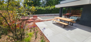 Photo de galerie - Création d’une terrasse ( bois+dalles ) et de massifs ainsi que la plantation