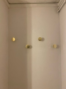 Photo de galerie - Fixer 4 patères au mur 