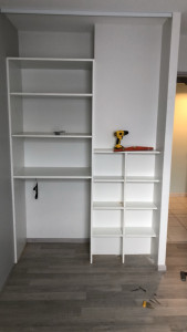 Photo de galerie - Création penderie, plus étagère dans chambre bébé sur arvert