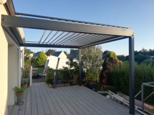 Photo de galerie - Pose d une pergola bioclimatique 