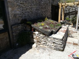 Photo de galerie - Toit végétalisée au dessus d'un puits avec abri pour nain de jardin