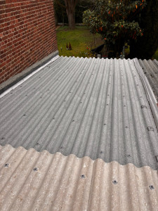 Photo de galerie - Nettoyage de la toiture et pose d’un hydrofuge coloré 