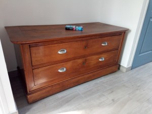 Photo de galerie - commode initialement avec 4 tiroirs et plateau sur très abimé. transformé en meuble ban de rangement pour 100€