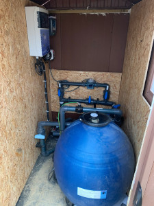 Photo de galerie - Réalisation du terrassement , radier , pose de la coque, passage tuyaux , local technique et remblaiement 