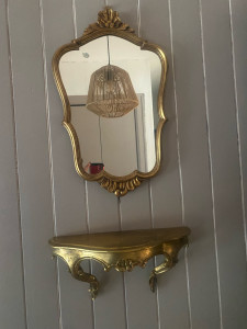 Photo de galerie - Installation d’un miroir et sa tablette vintage d’occasion