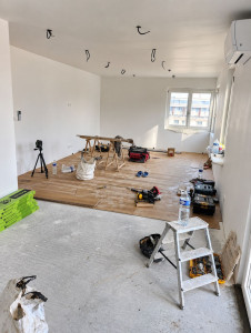 Photo de galerie - Pose de parquet en continu dans l’ensemble des pièces, sans seuil de porte, pour une finition uniforme et soignée.