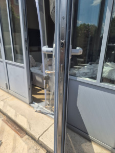 Photo de galerie - Pose d'une nouvelle serrure 3 points pour porte de jardin avec un nouveau cylindre 