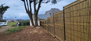 Photo de galerie - Réalisation d'une clôture avec des occultants en bois et grillage noir