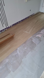 Photo de galerie - Chantier de sol 

travaux effectué :

dépose du sol existants, ragreage,pose du nouveau sol en lames LVT + plinthes.