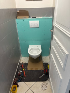 Photo de galerie - Installation d’un wc suspendu.