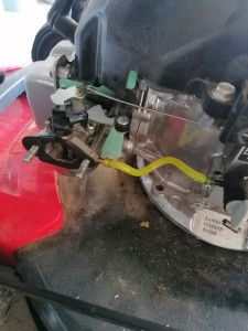 Photo de galerie - Réparation carburateur, durite essence et réglage soupape du à un manque de compression au démarrage tondeuse Honda 