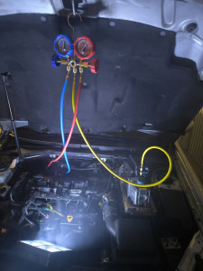 Photo de galerie - Contrôle et recharge climatisation. 