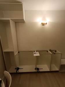 Photo de galerie - Début de  pose d'un ensemble meuble de chez Ikea 