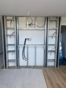 Photo de galerie - Passage de câbles et de gaines pour futur mur niche TV