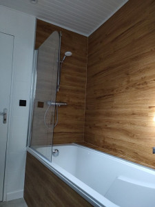 Photo de galerie - Transformation d'une salle d'eau en salle de bain avec revêtement lvt au murs