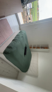Photo de galerie - Chambre soigneusement nettoyée et rangée, avec un lit parfaitement fait au carré. Une finition soignée pour une chambre propre, agréable et accueillante.