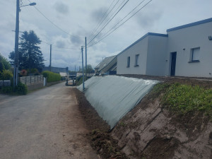 Photo de galerie - Mise en place d'une bâche sur talus 
