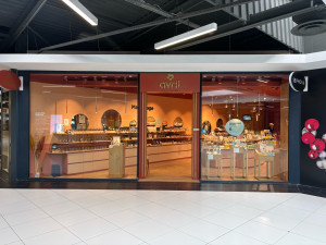 Photo de galerie - Nettoyage vitrine commerciale 